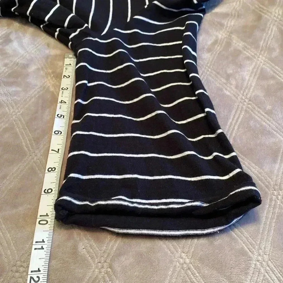 Dip Black with White Striped, Cropped Tie at the Bottom, 3/4 Sleeve Large Top. - Picture 11 of 12